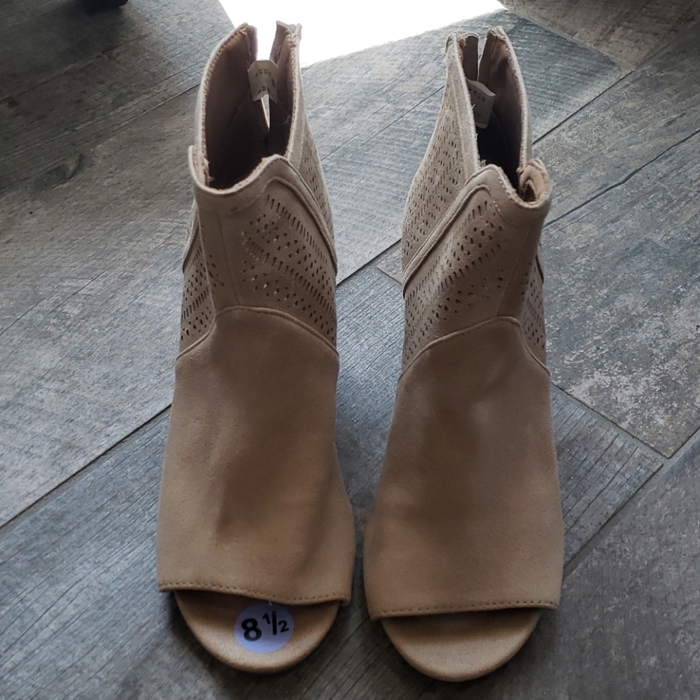 NWOT Report Booties - Picture 2 of 5